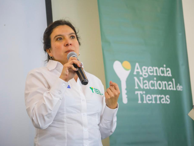 Fotografía de la Directora de la ANT Myriam Cardenas, en la cual se ve hablando por microfono sobre la alerta sobre presuntos actos de corrupción y suplantación de funcionarios.