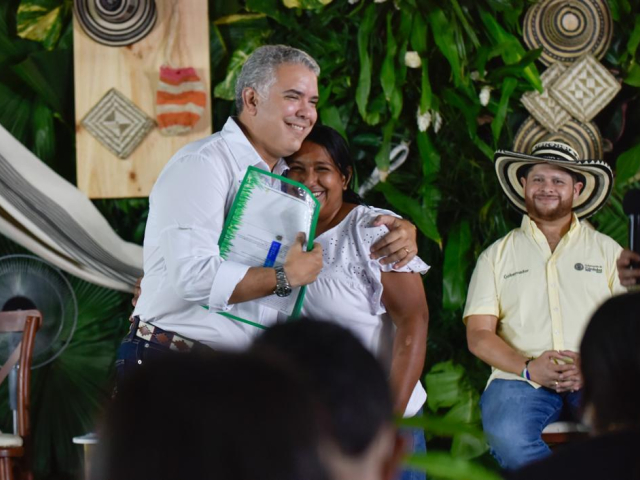 Ex presidente iván duque junto a campesina de monteria