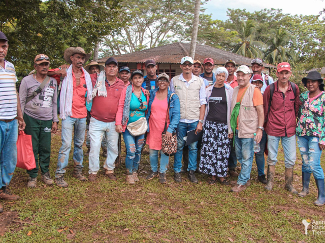 Campesinos de ayapel y funcionarios de ant durante entrega de tierras